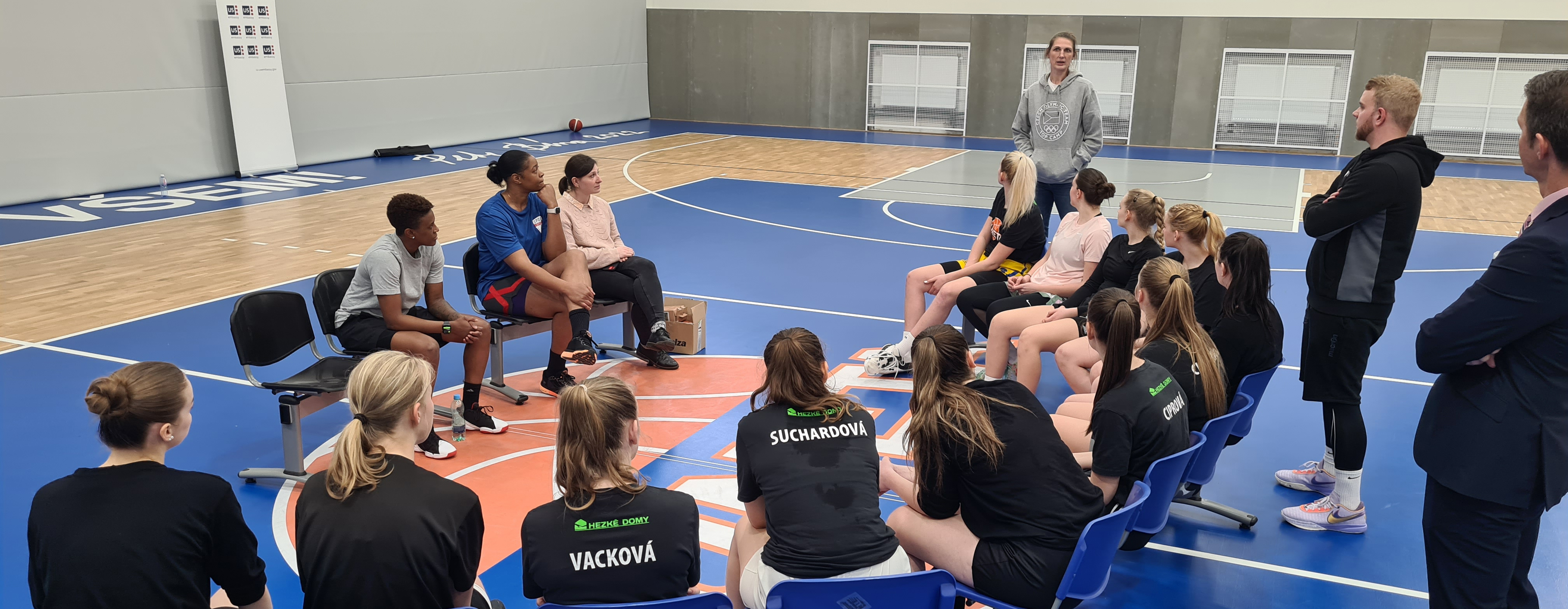 Tréninky kadetek, juniorek a zápas áčka navštívily hráčky z WNBA a vítězky Euroligy...